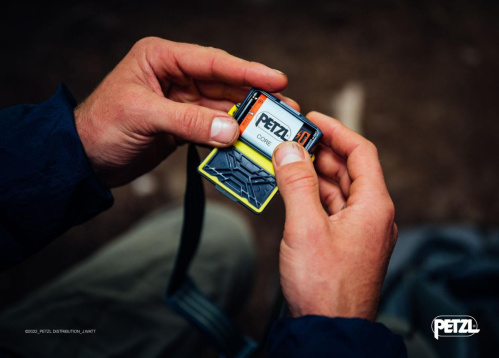 detail PETZL TIKKA CORE E067AA00 2022 čelovka šedá 450lm