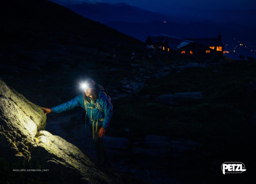 detail PETZL TIKKA CORE E067AA02 2022 čelovka zelená 450lm