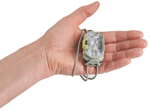 detail PETZL SWIFT LT DESERT GREEN kompaktní, ultralehká dobíjecí čelovka zelená