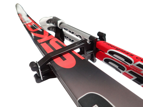 detail ACRA D09 plastový nosič na běžky a hůlky