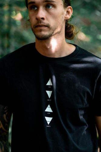 detail 2117 OF SWEDEN APELVIKEN pánské tričko s krátkým rukávem black trojuhelník