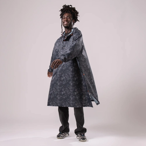detail MAC IN A SAC festival poncho sbalitelná nepromokavá pláštěnka graphite etch