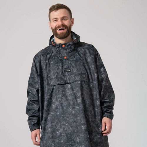 detail MAC IN A SAC festival poncho sbalitelná nepromokavá pláštěnka graphite etch