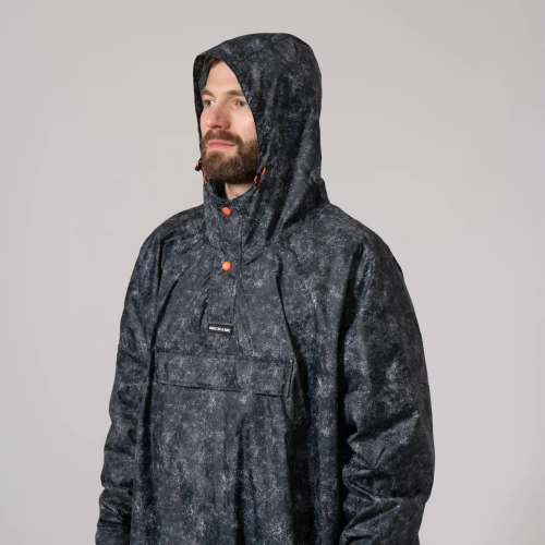 detail MAC IN A SAC festival poncho sbalitelná nepromokavá pláštěnka graphite etch