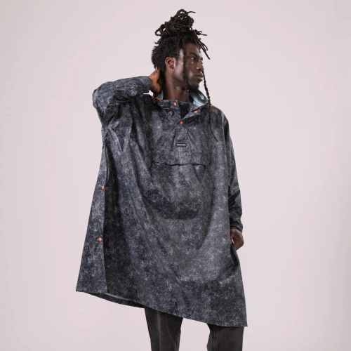 detail MAC IN A SAC festival poncho sbalitelná nepromokavá pláštěnka graphite etch