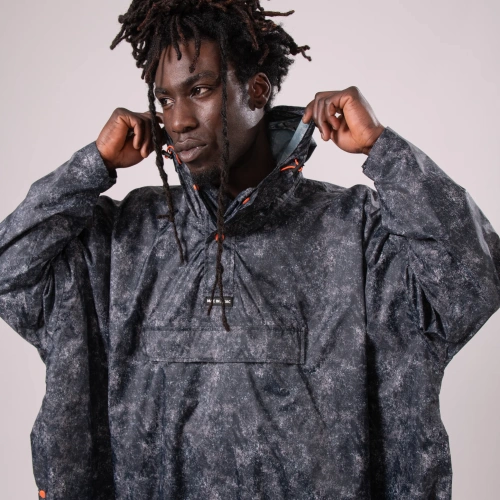 detail MAC IN A SAC festival poncho sbalitelná nepromokavá pláštěnka graphite etch