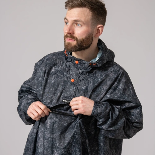 detail MAC IN A SAC festival poncho sbalitelná nepromokavá pláštěnka graphite etch