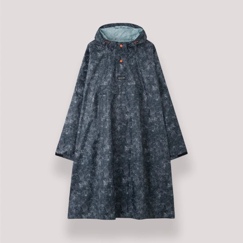 detail MAC IN A SAC festival poncho sbalitelná nepromokavá pláštěnka graphite etch